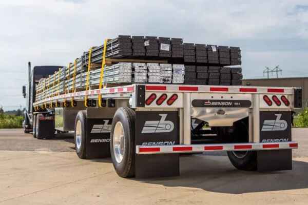 Flatbed truck for transporting large and heavy loads